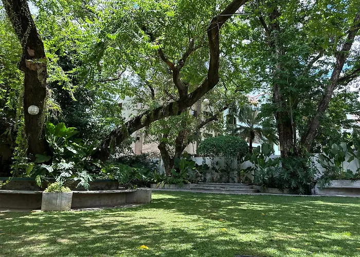 Miranamin Sampaguita - Two Bedroom In Historic With Indoor Plunge Pool, Self-service Breakfast, Garden View, Pet-friendly * Manila