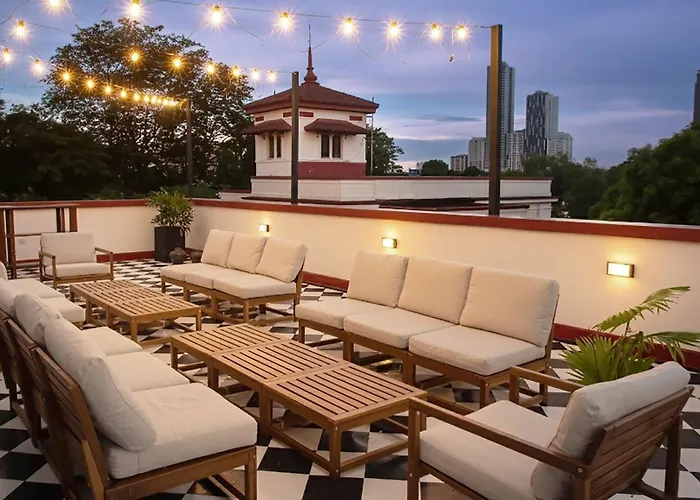 Miranamin Sampaguita - Two Bedroom In Historic With Indoor Plunge Pool, Self-service Breakfast, Garden View, Pet-friendly