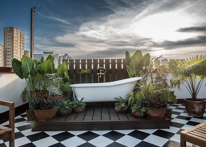 Miranamin Sampaguita - Two Bedroom In Historic With Indoor Plunge Pool, Self-service Breakfast, Garden View, Pet-friendly Apartment Manila