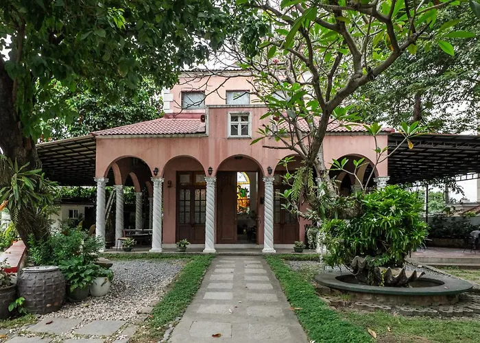 Miranamin Sampaguita - Two Bedroom In Historic With Indoor Plunge Pool, Self-service Breakfast, Garden View, Pet-friendly Apartment